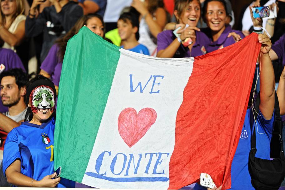 La bandiera dell&#39;Italia esposta da due tifose: 